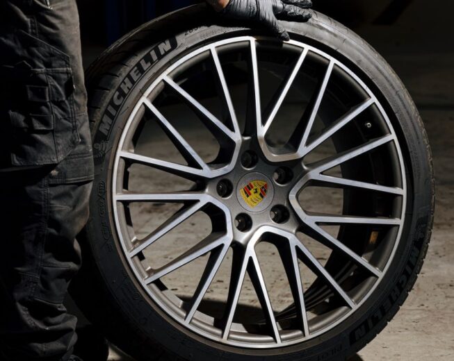Mechanic holding a tyre