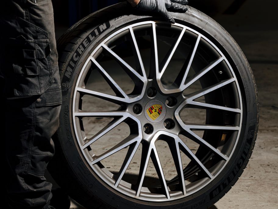 Mechanic holding a tyre