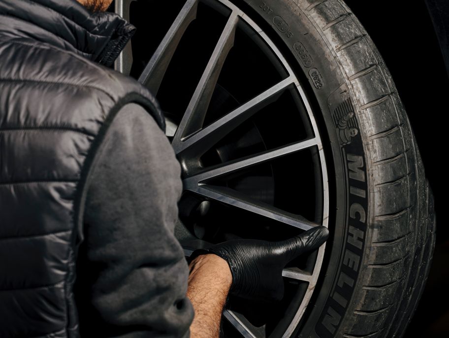 Mechanic replacing a tyre